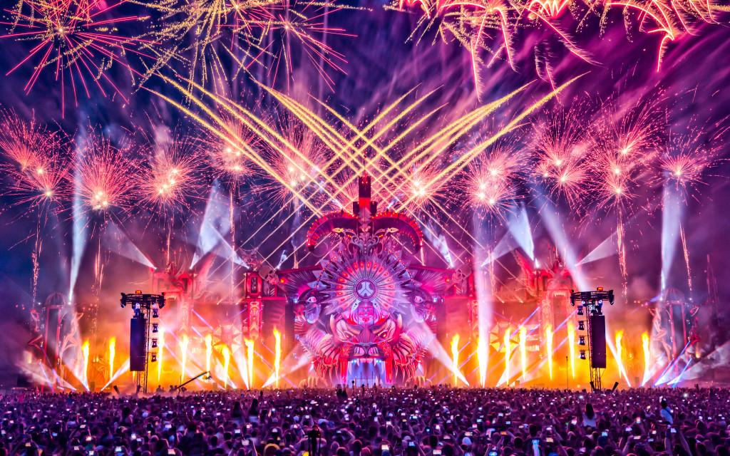 Defqon.1 2019 Biddinghuizen mainstage Red by night light Q-Dance