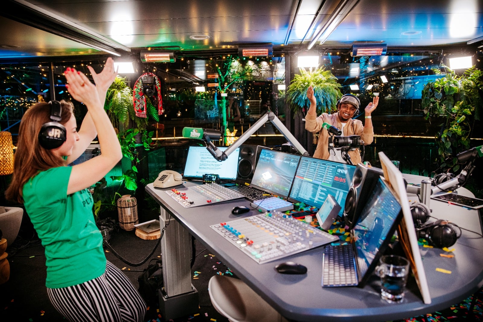 NPO 3FM Serious Request glazen huis Amersfoort 2021 Kerst december inzamelactie radio studio