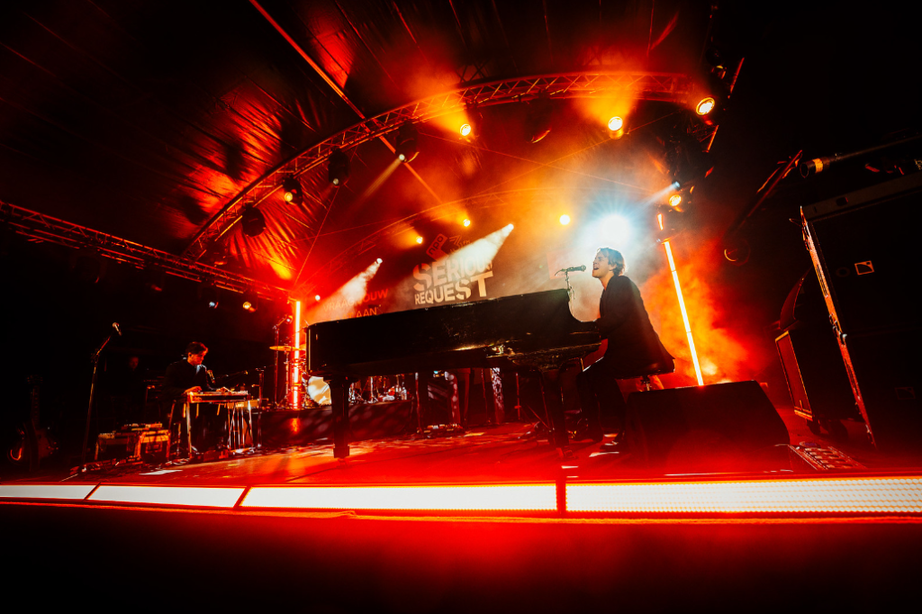 Tom Odell Performing on stage, Backbone international 3FM Serious Request 2023 Nijmegen Grote Markt glazen huis foundation stichting ALS Nederland live radio marathon show licht audio rigging production people donations good cause