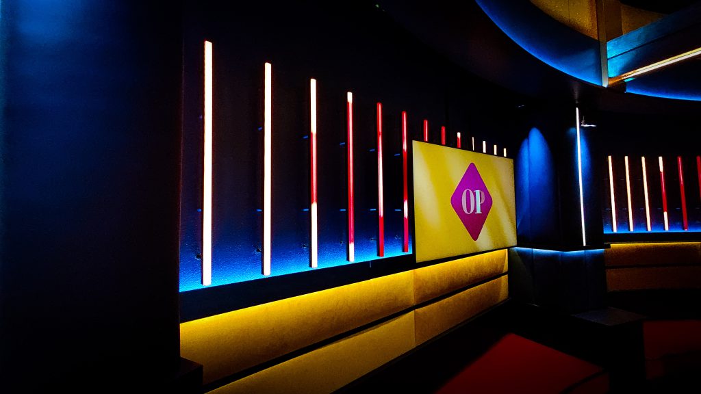 Studio Op1 2023 vernieuwd, set en licht ontwerp, licht en audiofaciliteiten door Production People, Decor door Unbranded, Klant: TVBV, Omroep Max, EO, WNL; Martin VDO Sceptron 10 armaturen