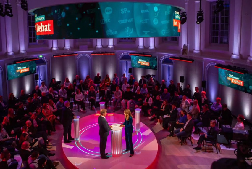 RTL Verkiezingsdebat 2023 in Felix Meritis concertzaal Amsterdam TV show panel nieuws licht set audio Production People