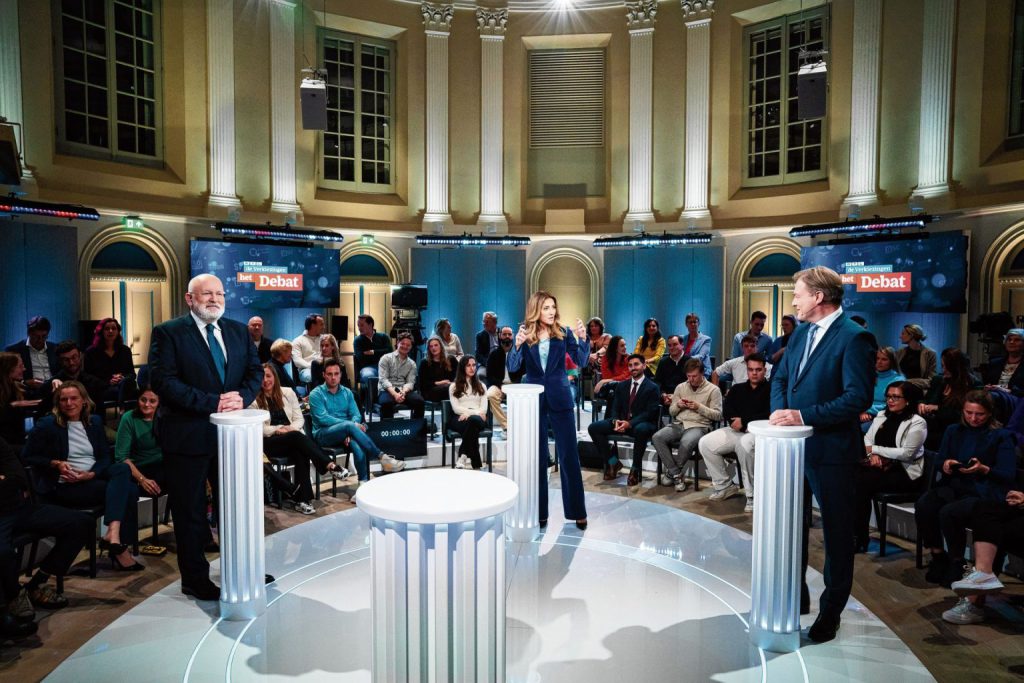 RTL Verkiezingsdebat 2023 in Felix Meritis concertzaal Amsterdam TV show panel nieuws licht set audio Production People