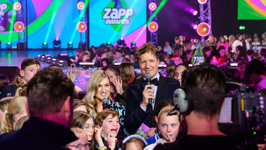 Zapp Awards 2024 NPO live TV show broadcast from studio 21 Hilversum for KRO NCRV, winners: Bankzitters Bommetje jeugdprogramma, lights: CLF lighting Apollo