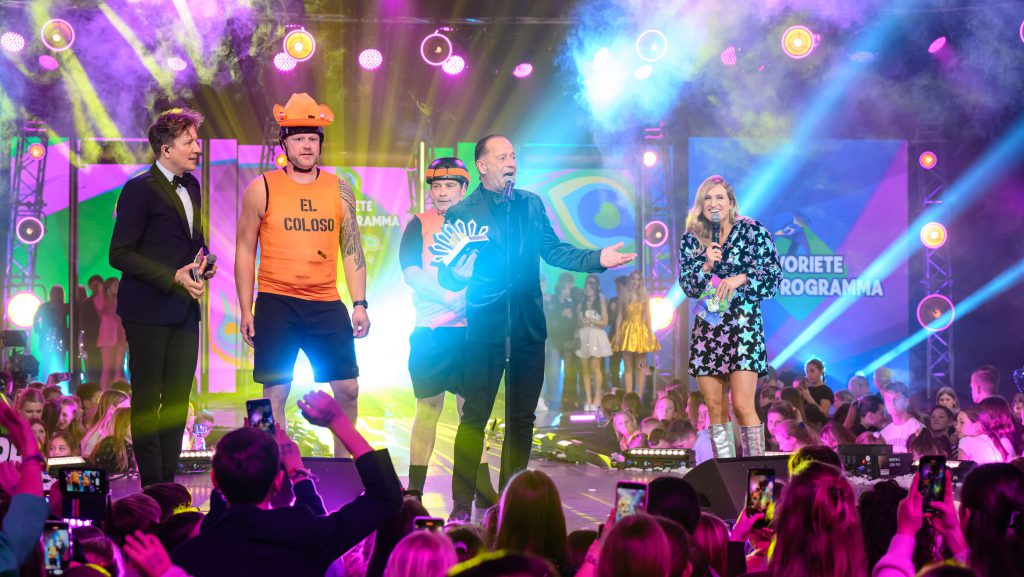 Zapp Awards 2024 NPO live TV show broadcast from studio 21 Hilversum for KRO NCRV, winners: Bankzitters Bommetje jeugdprogramma, lights: CLF lighting Apollo