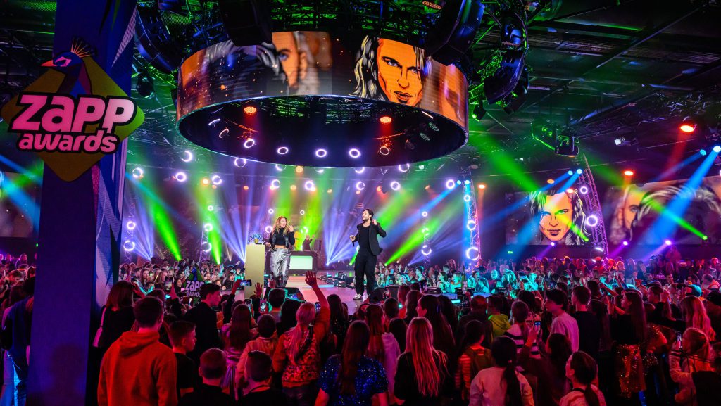 Zapp Awards 2024 NPO live TV show broadcast from studio 21 Hilversum for KRO NCRV, winners: Bankzitters Bommetje jeugdprogramma, lights: CLF lighting Apollo
