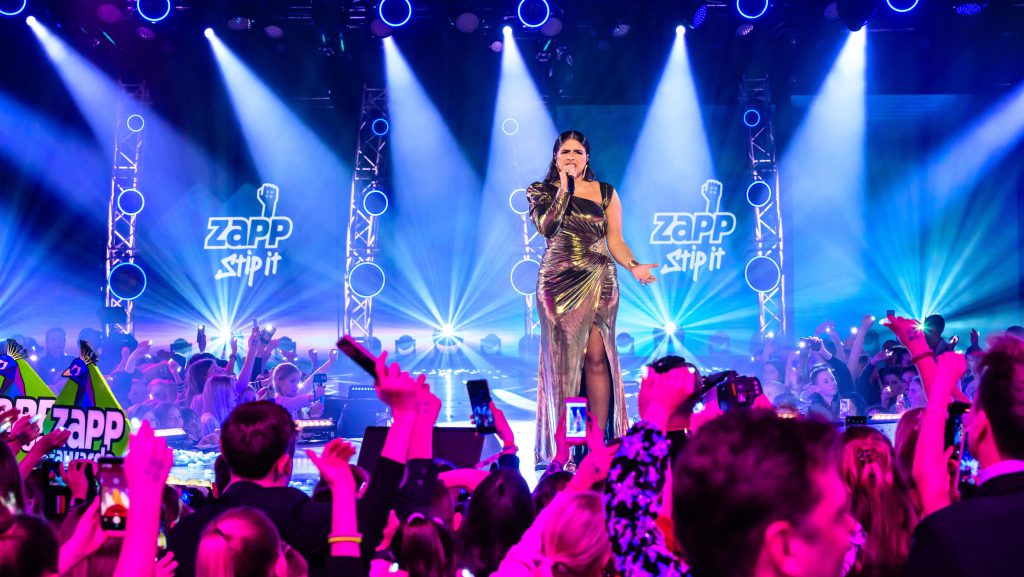 Zapp Awards 2024 NPO live TV show broadcast from studio 21 Hilversum for KRO NCRV, winners: Bankzitters Bommetje jeugdprogramma, lights: CLF lighting Apollo