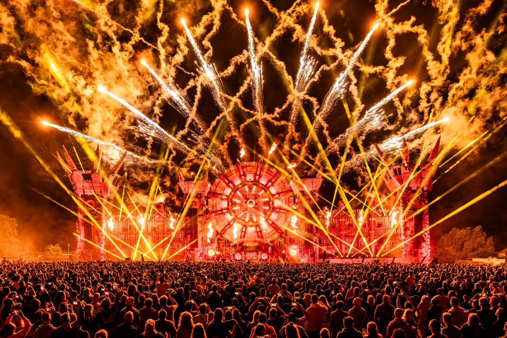 Dreamfields Festival Gelderland Matrixx Events main stage hardstyle raw tent light and audio by Production People