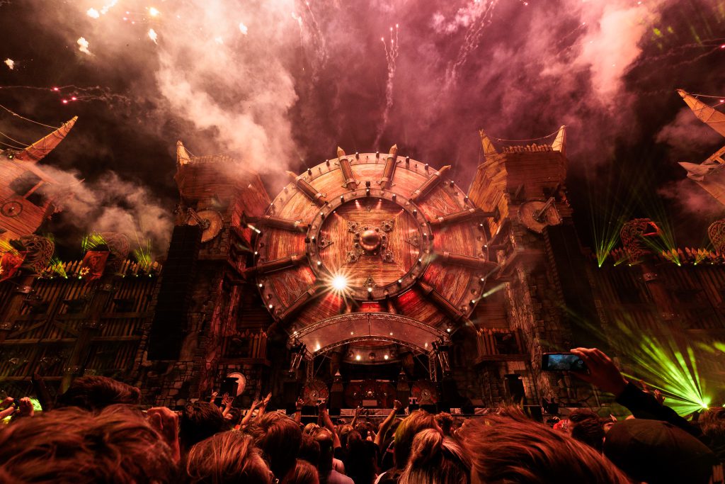 Dreamfields Festival Gelderland Matrixx Events main stage hardstyle raw tent light and audio by Production People