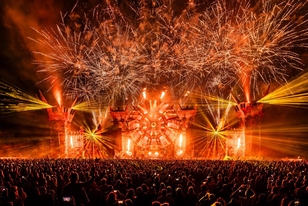 Dreamfields Festival Gelderland Matrixx Events main stage hardstyle raw tent light and audio by Production People