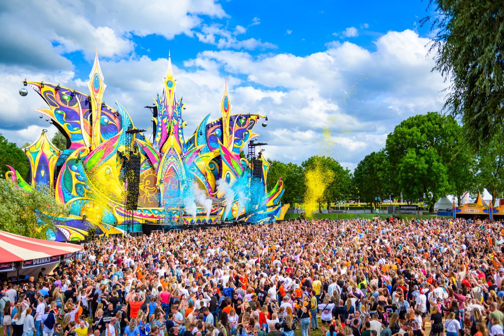 Dreamfields Festival Gelderland Matrixx Events main stage hardstyle raw tent light and audio by Production People