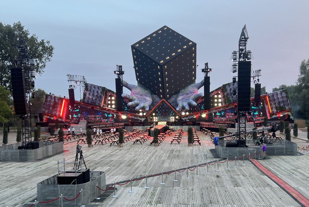 Mysteryland 2024 Haarlemmermeer main stage cube hands Backbone international light and sound by Production People empty stage