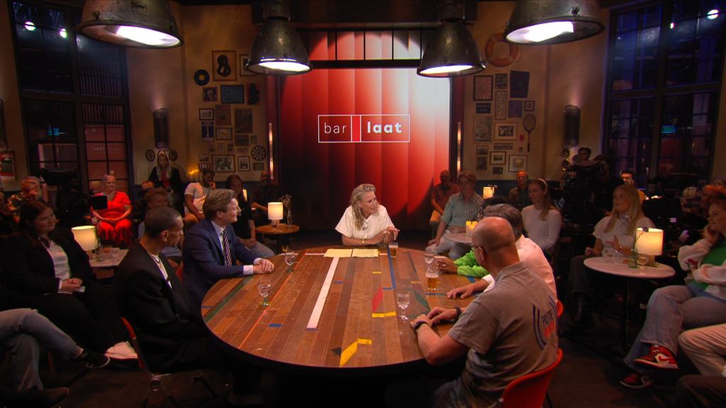 Bar Laat late night daily talk show by Sophie Hilbrand, Jeroen Pauw and Tim de Wit, BNN VARA NPO1 Media Park Hilversum lights by Production People
