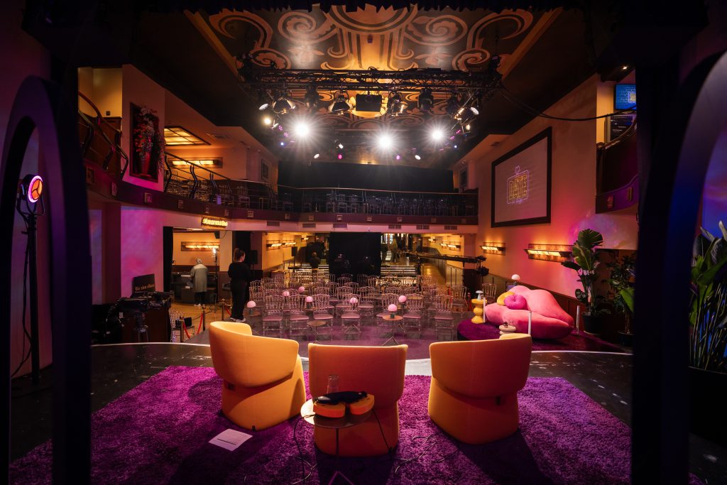 date on stage, TV show 2025 NPO3 from Prinses Theater Rotterdam Omroep Zwart Twenty Two Producties, lights and lighting design by Production People