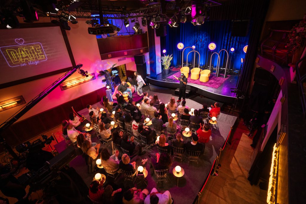 date on stage, TV show 2025 NPO3 from Prinses Theater Rotterdam Omroep Zwart Twenty Two Producties, lights and lighting design by Production People