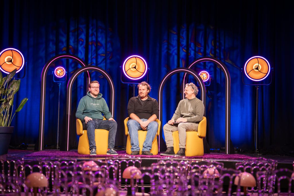 date on stage, TV show 2025 NPO3 from Prinses Theater Rotterdam Omroep Zwart Twenty Two Producties, lights and lighting design by Production People James van Someren