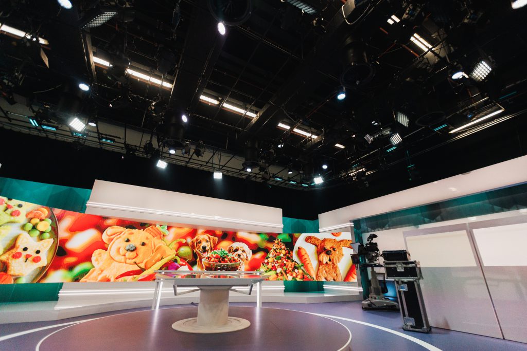 Radar 2025 NPO 2 Avrotros locatie Studio M Hilversum, lights by Production People, design by Light h art, Tv studio picture
