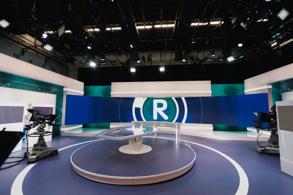 Radar 2025 NPO 2 Avrotros locatie Studio M Hilversum, lights by Production People, design by Light h art, Tv studio picture