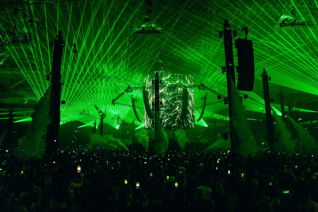 Verknipt 2025 in Johan Cruijf Arena Amsterdam, a world record laser show experience with 1100 lasers( by Laser Image). We provided light, audio and rigging for this techno rave by Insomniac.