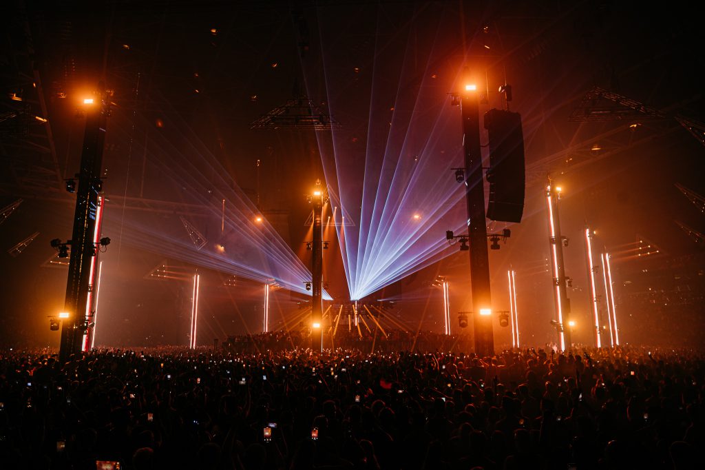 Verknipt 2025 in Johan Cruijf Arena Amsterdam, a world record laser show experience with 1100 lasers( by Laser Image). We provided light, audio and rigging for this techno rave by Insomniac.