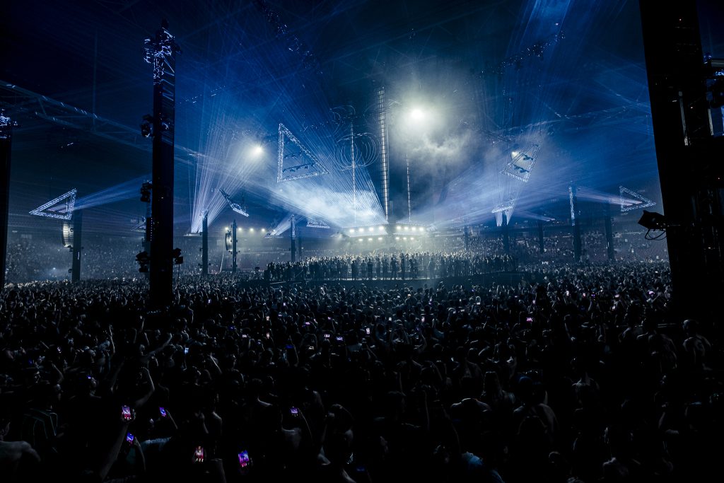 Verknipt 2025 in Johan Cruijf Arena Amsterdam, a world record laser show experience with 1100 lasers( by Laser Image). We provided light, audio and rigging for this techno rave by Insomniac.