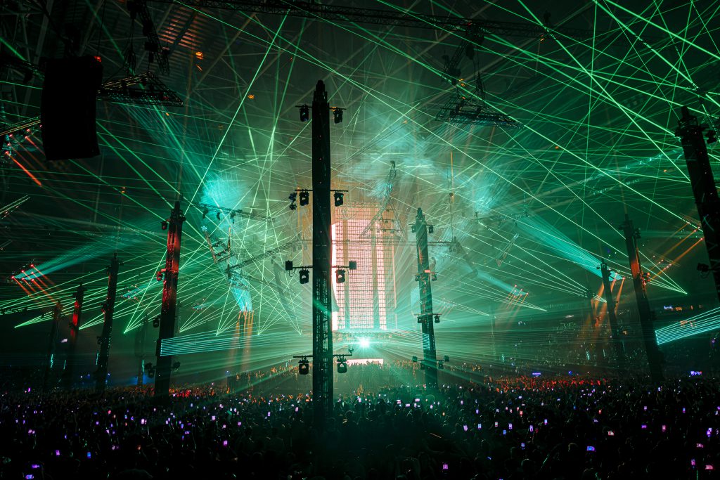 Verknipt 2025 in Johan Cruijf Arena Amsterdam, a world record laser show experience with 1100 lasers( by Laser Image). We provided light, audio and rigging for this techno rave by Insomniac.